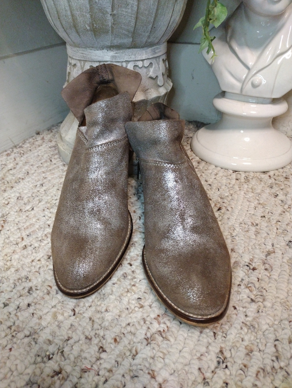 Anthropologie Seychelles Snare Boho Metallic Silver/Taupe Suede Ankle Boots - Picture 2 of 7